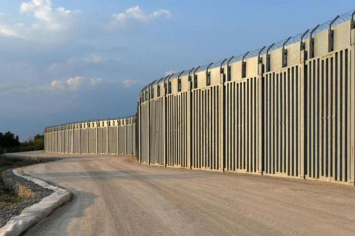 Yunanıstan Əfqanıstandan gələn qaçqınlara görə 40 km-lik divar inşa etdirib
