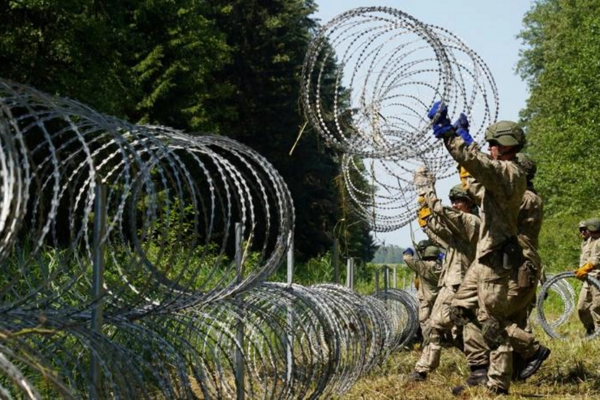 Polşa Belarusla sərhəddə hündürlüyü 2,5 metr olan sədd çəkəcək
