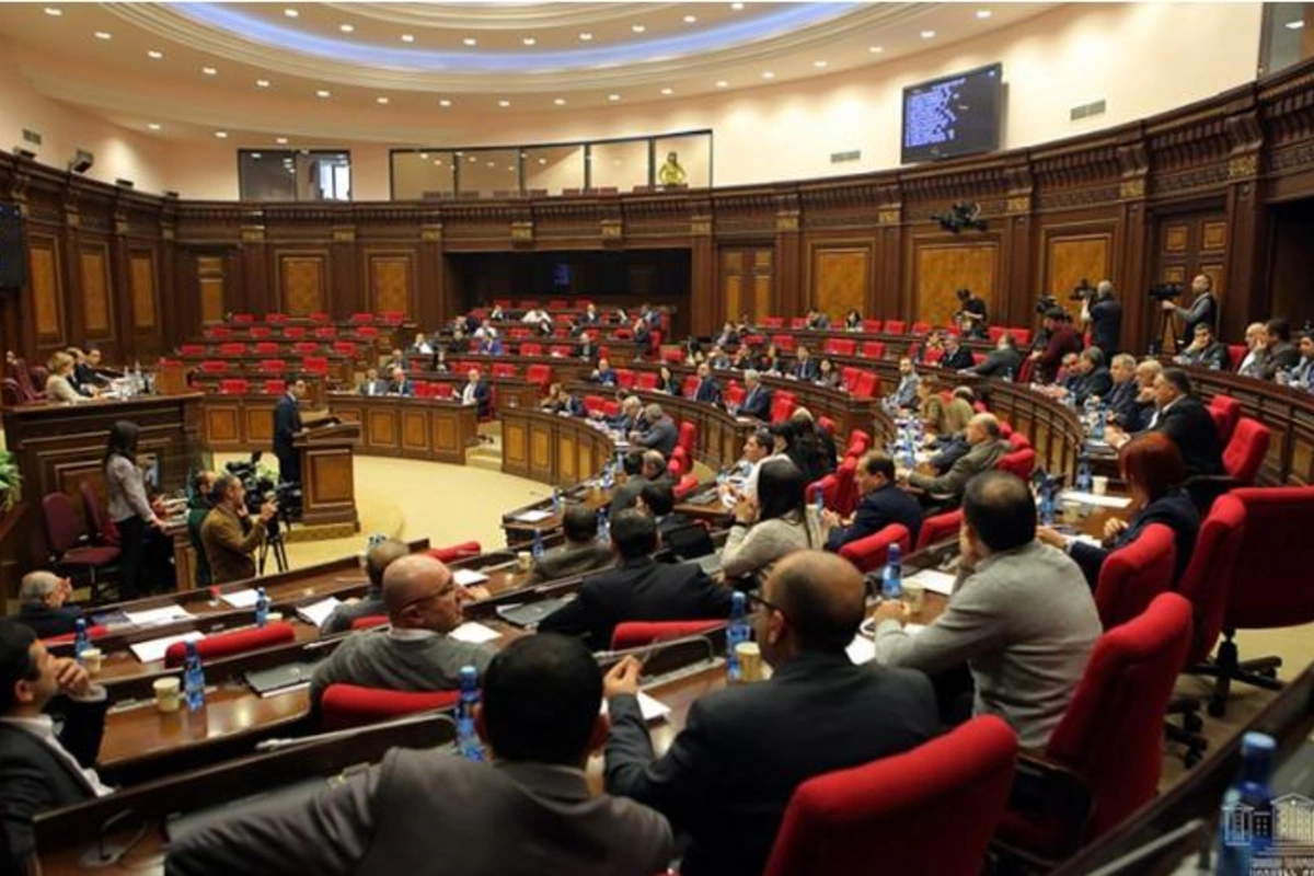 Ermənistan parlamentində əlbəyaxa dava oldu