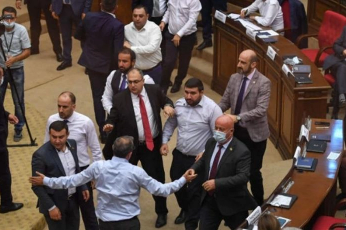 Ermənistan parlamentində yenidən qalmaqal oldu — VİDEO