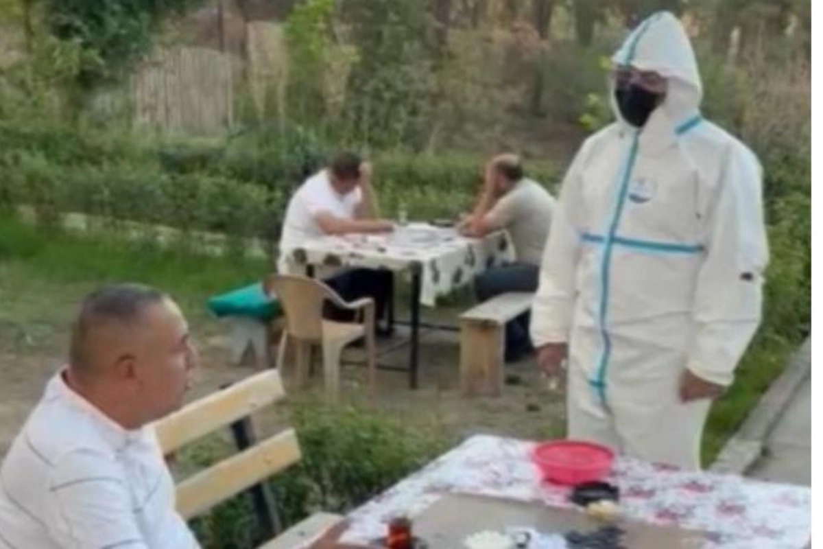 Koronavirus xəstəsi çayxanada saxlanılıb — FOTO