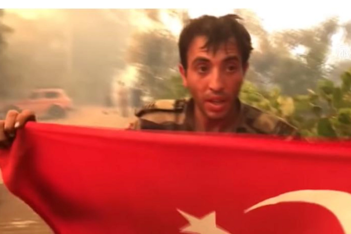 Azərbaycanlı yanğınsöndürən Türk bayrağını yanan evdən çıxardı — VİDEO