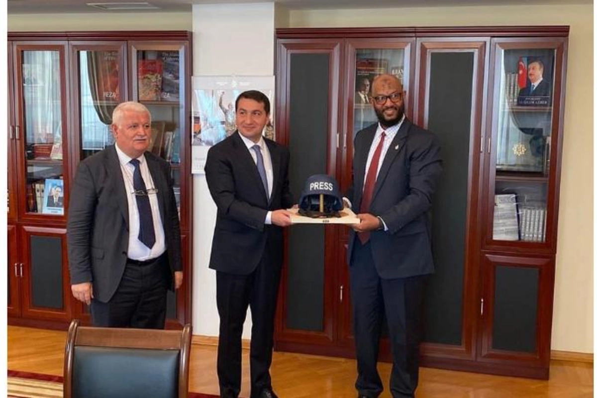 Hikmət Hacıyevə Əl-Cəzirə Media Şəbəkəsinin xüsusi hədiyyəsi təqdim edildi — FOTO