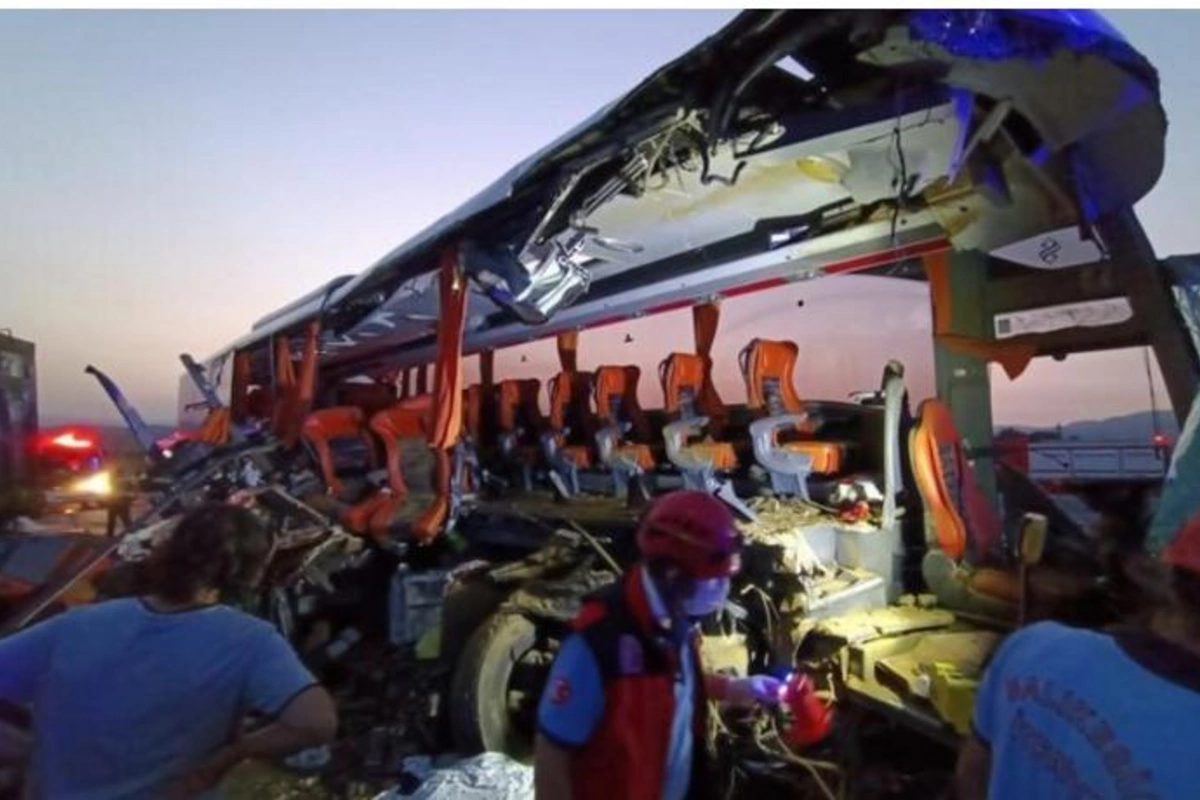 Türkiyədə avtobus yük avtomobili ilə toqquşdu — 9 nəfər öldü