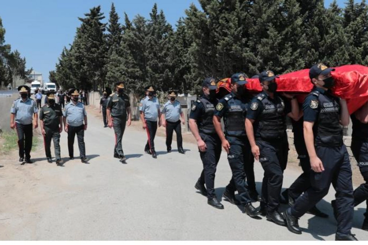 Vilayət Eyvazov polis əməkdaşı ilə vida mərasimində iştirak etdi