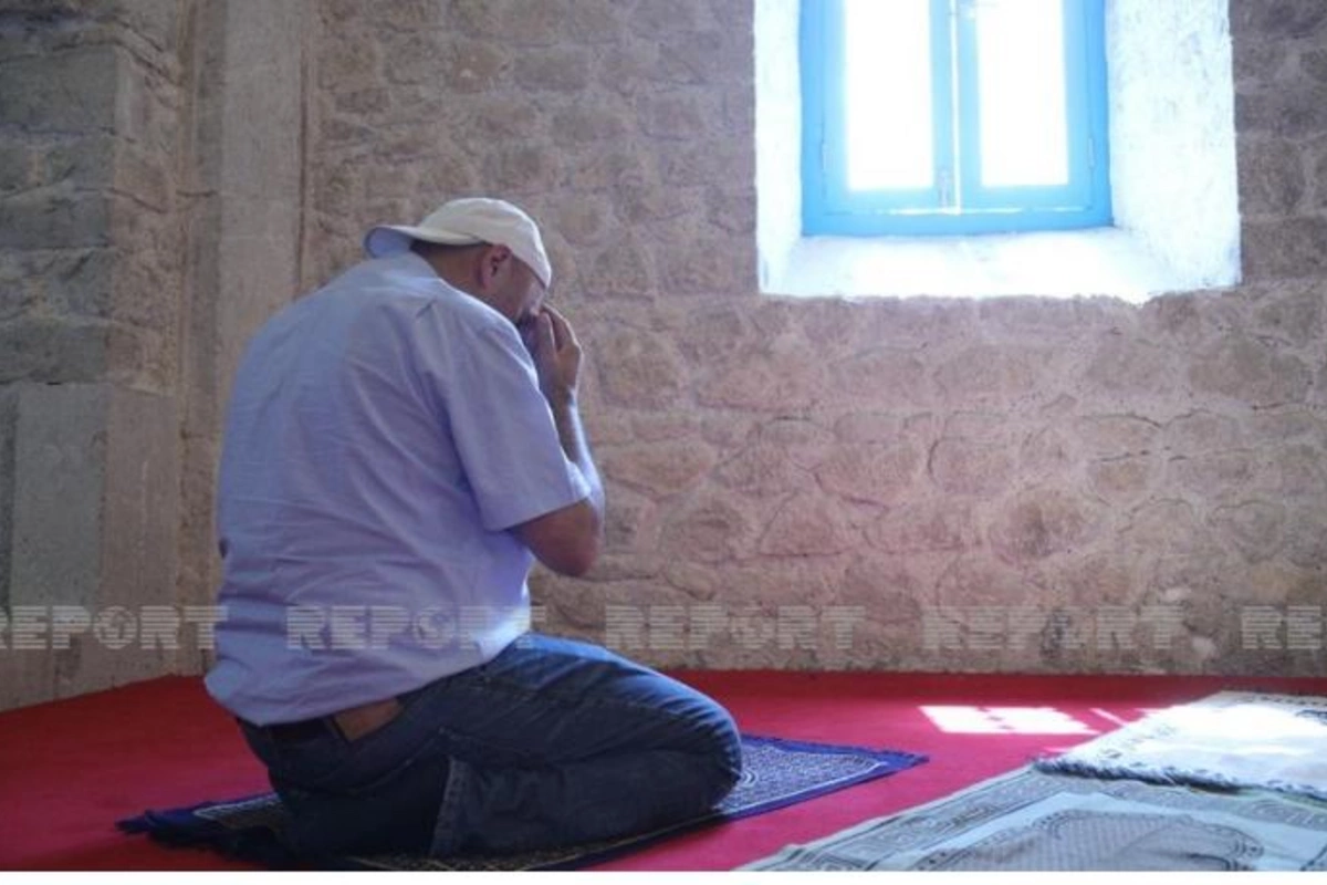 Türk Şurasının media orqanlarının əməkdaşları Yuxarı Gövhər Ağa Məscidində namaz qıldı — FOTOLAR