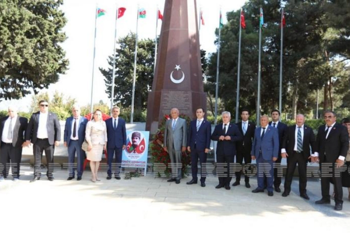 Daha bir qrup siyasi partiyanın nümayəndələri Türk Şəhidliyini ziyarət etdilər — FOTOLAR