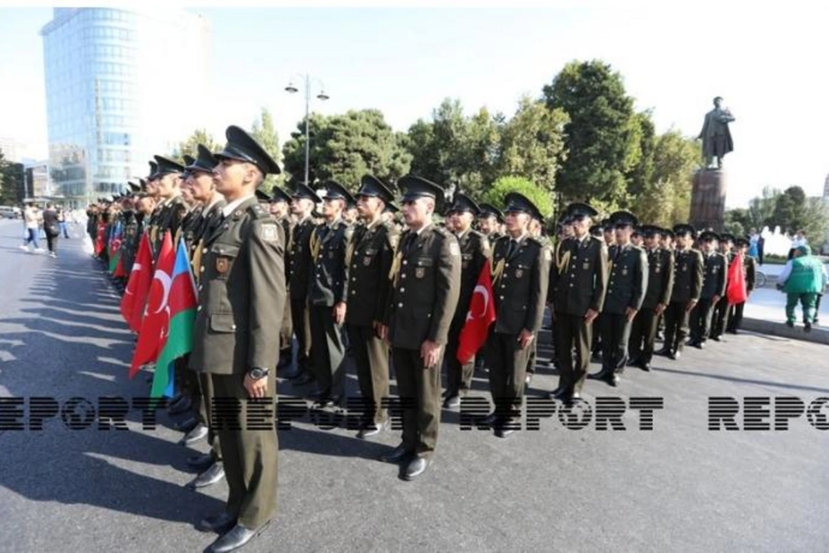 Bakının işğaldan azad olunmasının 103-cü ildönümü ilə bağlı yürüş başladı — FOTOLAR
