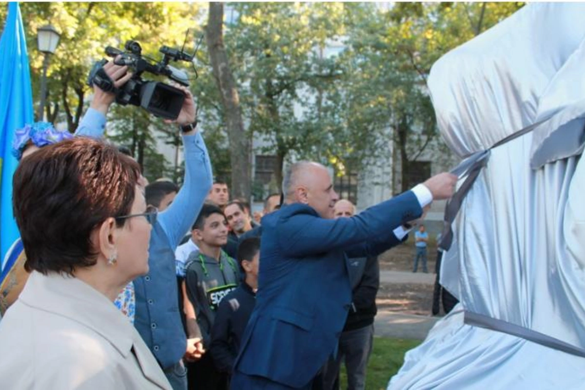 Xarkovda Nizami Gəncəvinin abidəsi ucaldıldı — FOTOLAR