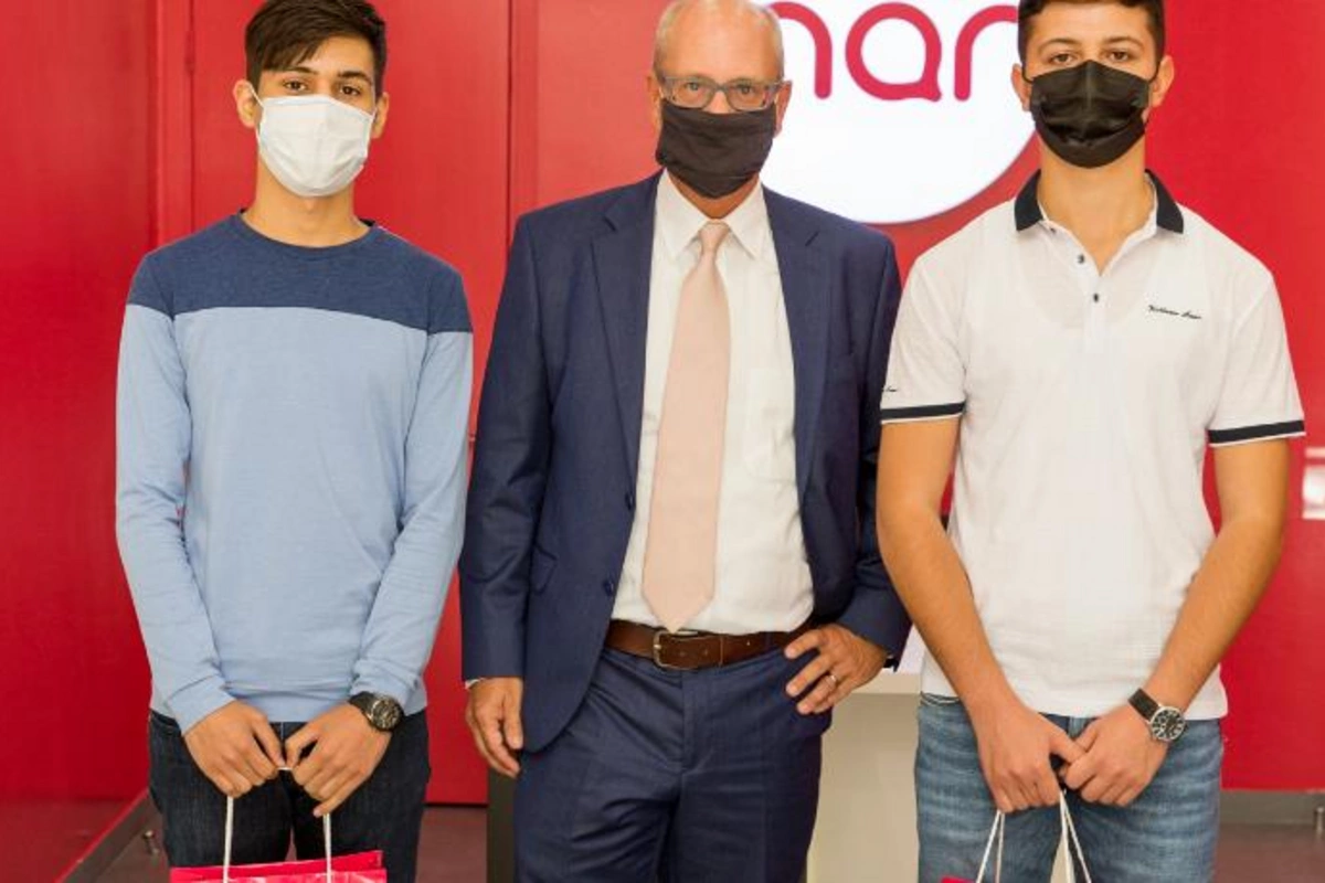 “Nar” qəbul imtahanlarında ən yüksək bal toplamış abituriyentləri mükafatlandırdı — FOTOLAR