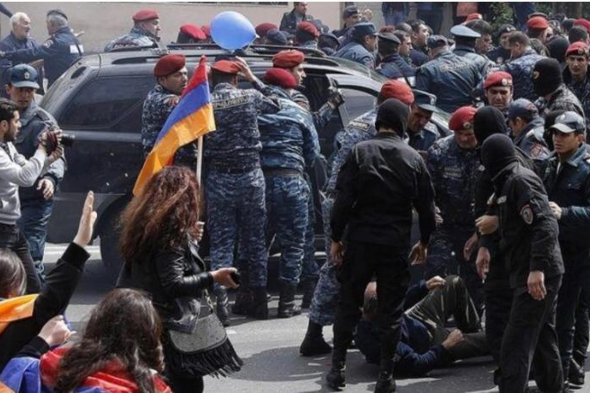 Ermənistanda etirazçılarla polis arasında qarşıdurma oldu — Saxlanılanlar var