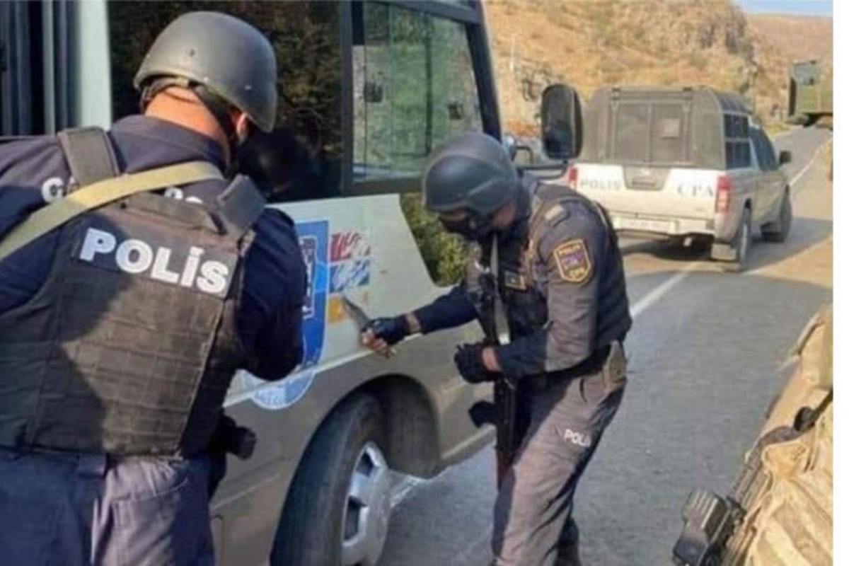 Qondarma rejimin “bayrağı”nı silən polis kimdir? — FOTOLAR