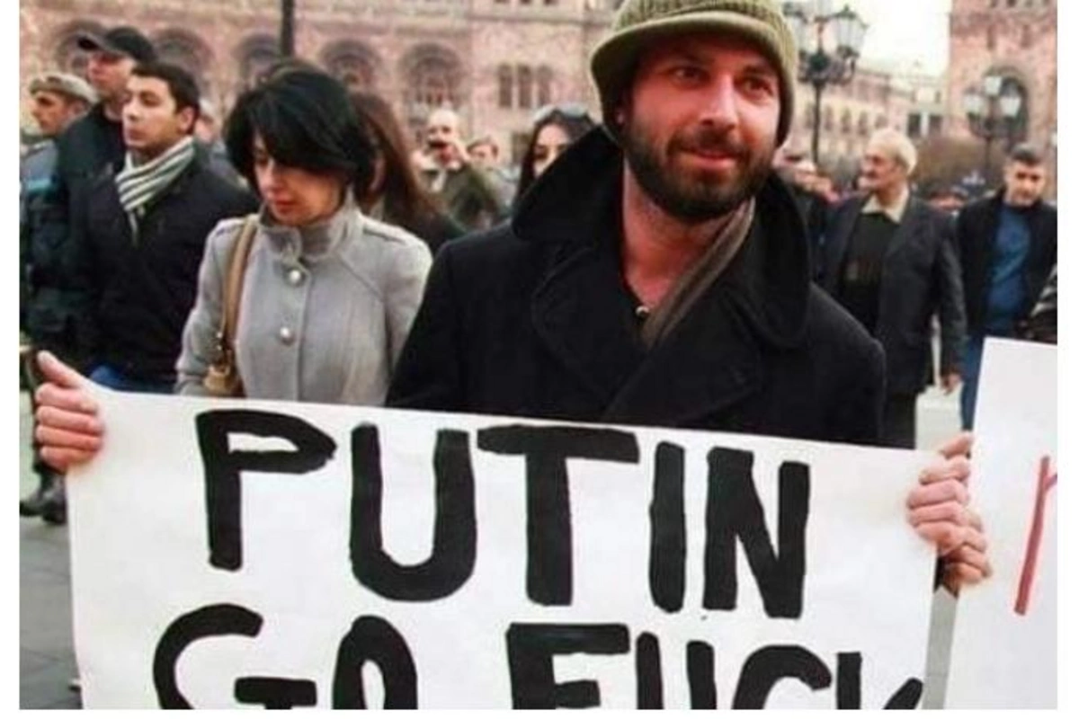 Putininin təhqir edildiyi plakatı gəzdirən Ararat Mirzoyan Lavrovla bir yerdə — FOTOLAR