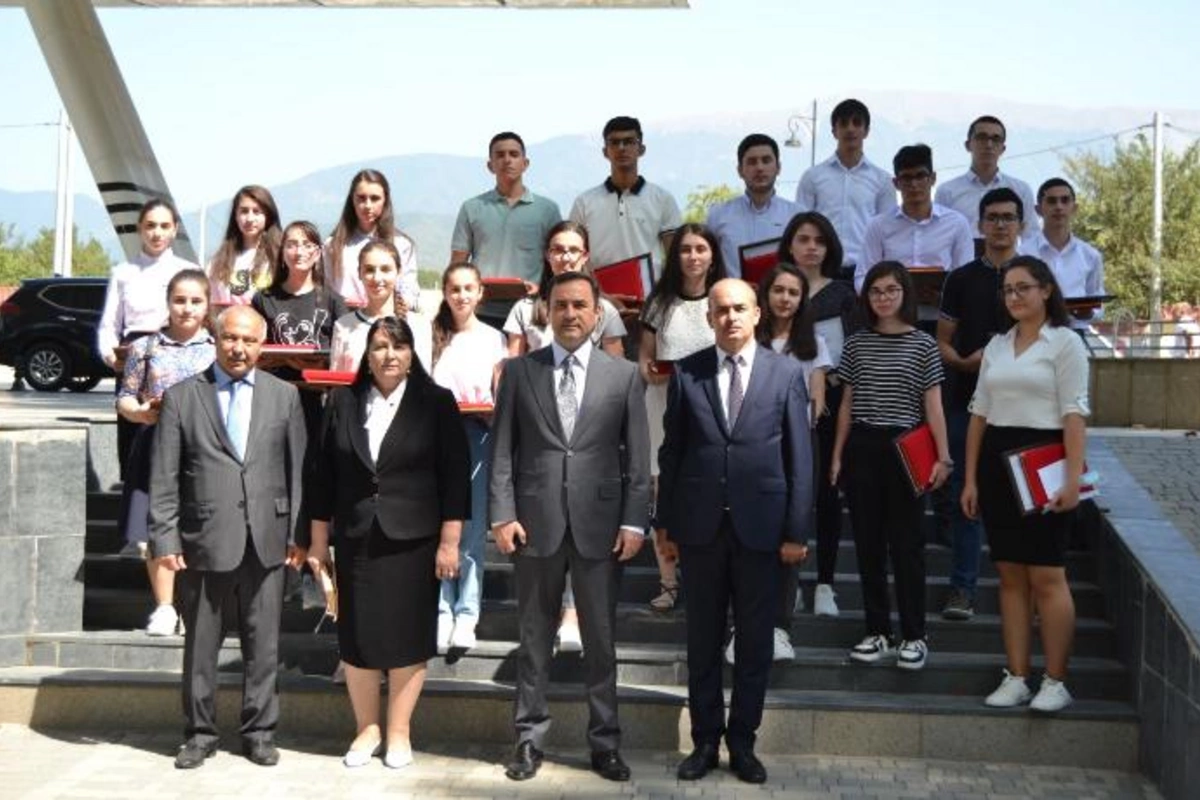 Qəbul imtahanlarında yüksək bal toplayan məzunlarla görüş keçirilib