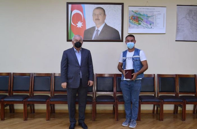 İcra başçısı 15 yaşlı qızı xilas edən operatora təşəkkür etdi — FOTO İcra başçısı 15 yaşlı qızı xilas edən operatora təşəkkür etdi — FOTO