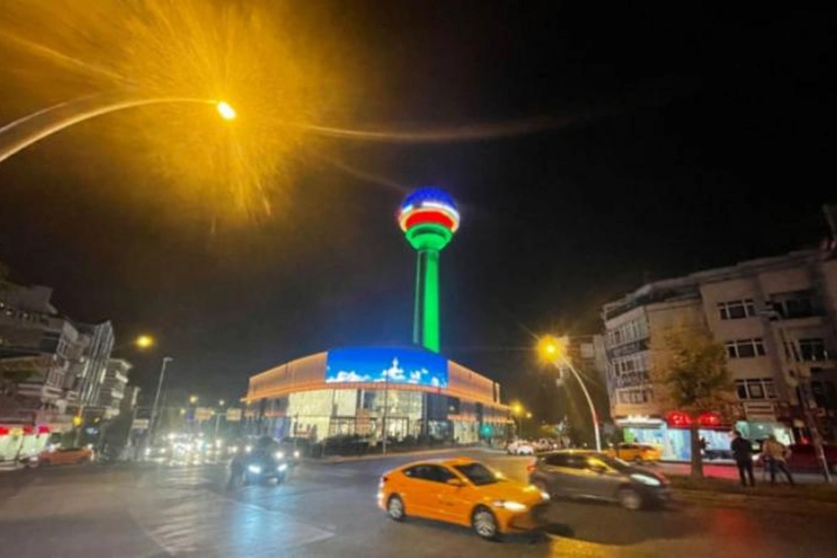 Atakule qülləsində üzərində Azərbaycan bayrağı — FOTO