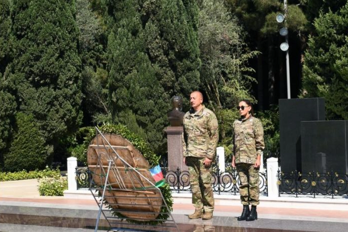Prezident İlham Əliyev ulu öndər Heydər Əliyevin məzarını ziyarət etdi — FOTOLAR