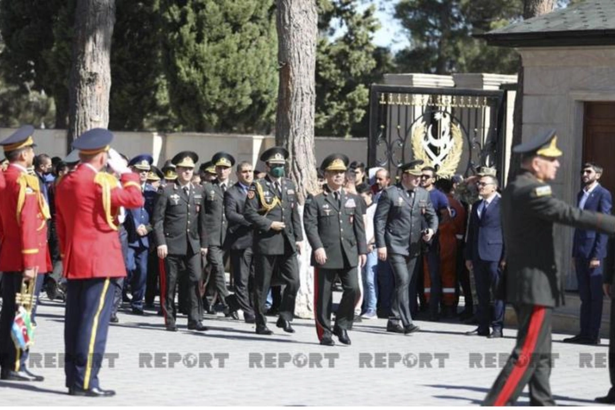 Müdafiə naziri II Fəxri xiyabanı ziyarət etdi — FOTOLAR