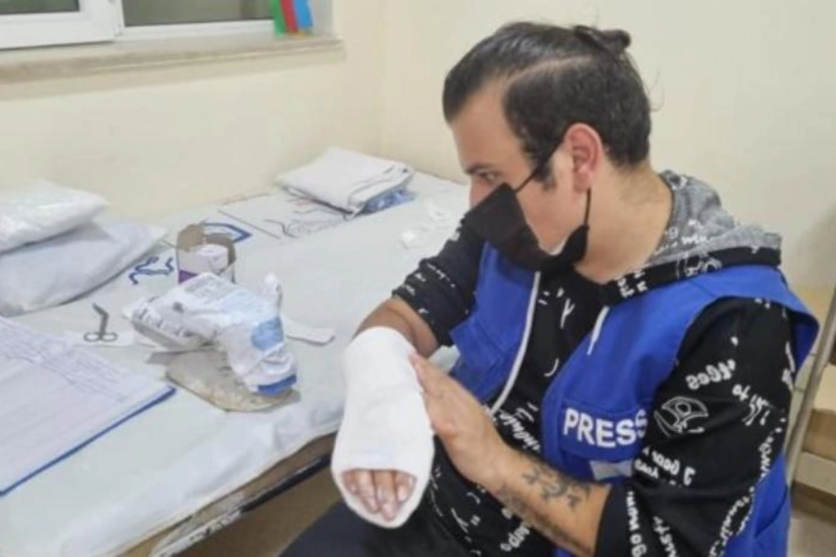 İcra başçısına məxsus restoranda çəkiliş aparan jurnalistin qolu sındırıldı — FOTO