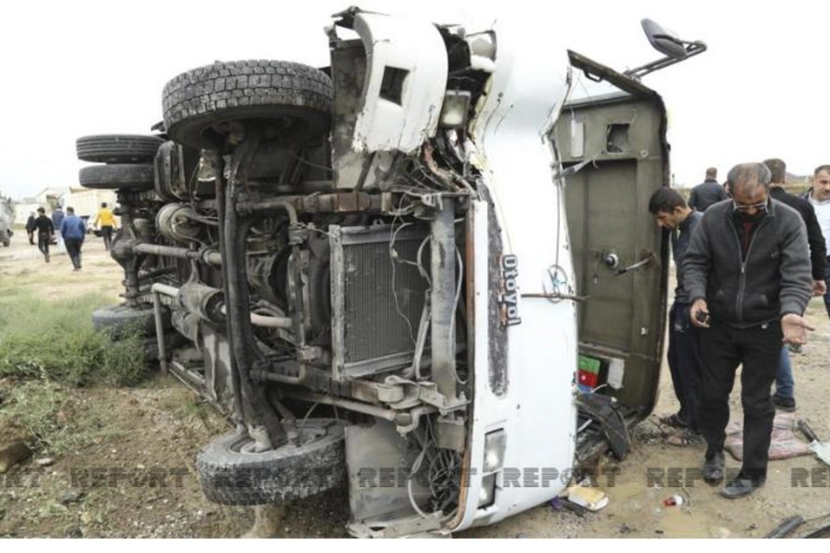 Abşeronda avtobus aşdı: Xəsarət alanlar var — FOTO