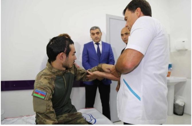 Ukraynalı həkimlər qazilərimizi müayinə etdi — FOTOLAR