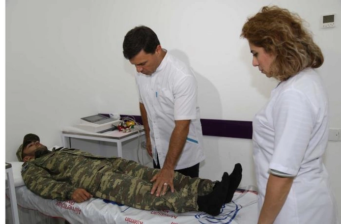 Ukraynalı həkimlər qazilərimizi müayinə etdi — FOTOLAR