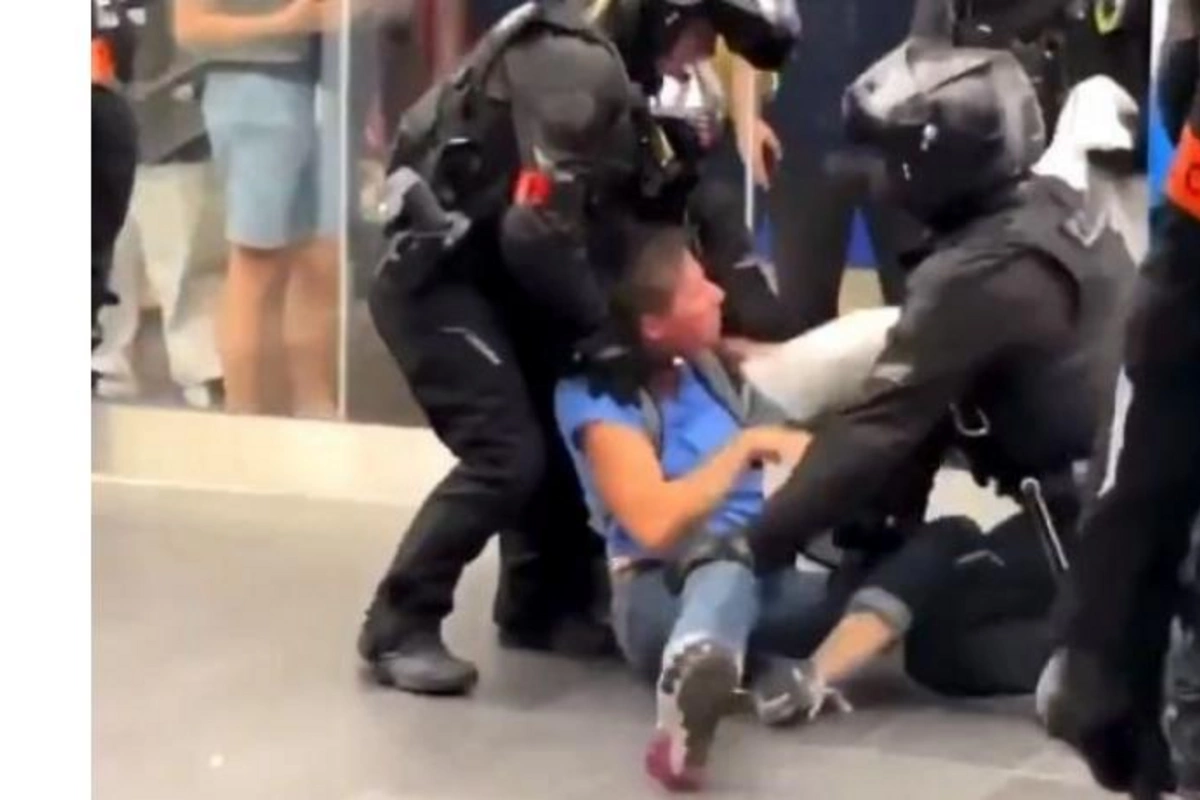 Polis maskaya görə qadını belə döydü — VİDEO