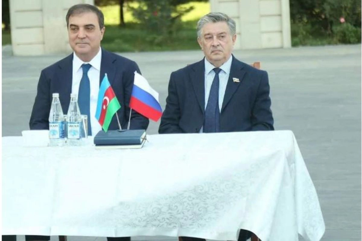 Rusiya Araiki dəstəkləyir, Gəncəbaşı rus bayrağını sevir
