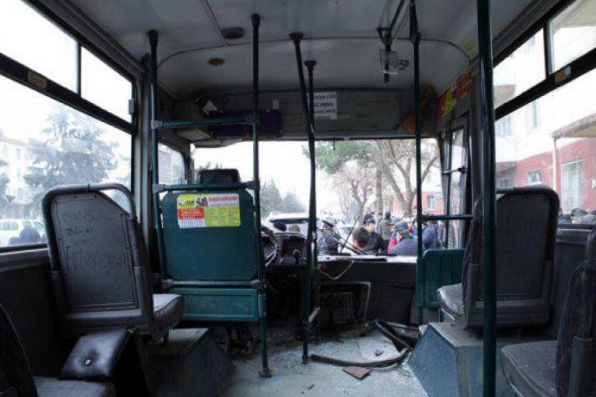 Sərnişin avtobusu ilə minik maşını toqquşdu