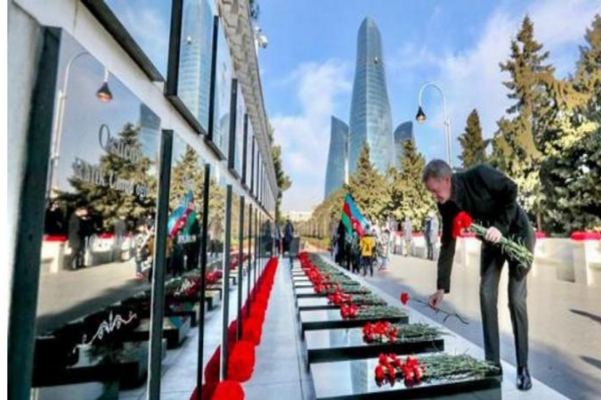 Britaniya səfiri Şəhidlər Xiyabanını ziyarət etdi