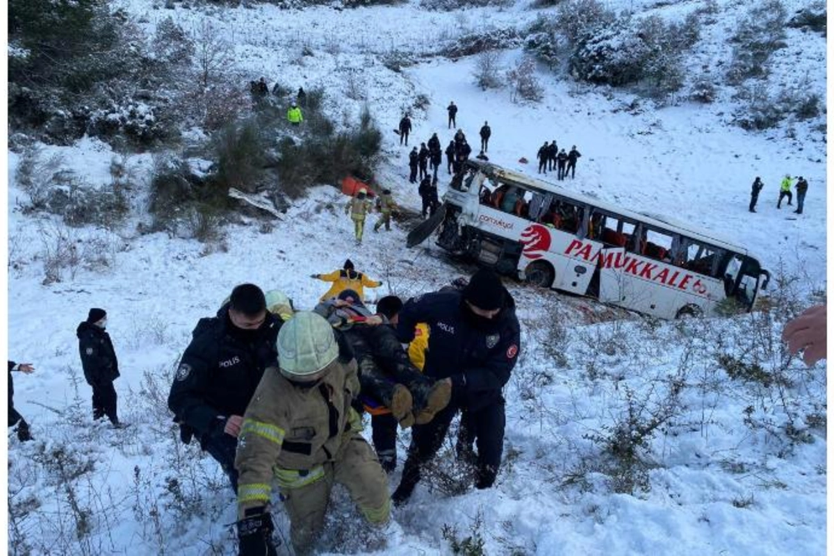 Türkiyədə sərnişin avtobusu dərəyə yuvarlandı — Ölənlər var