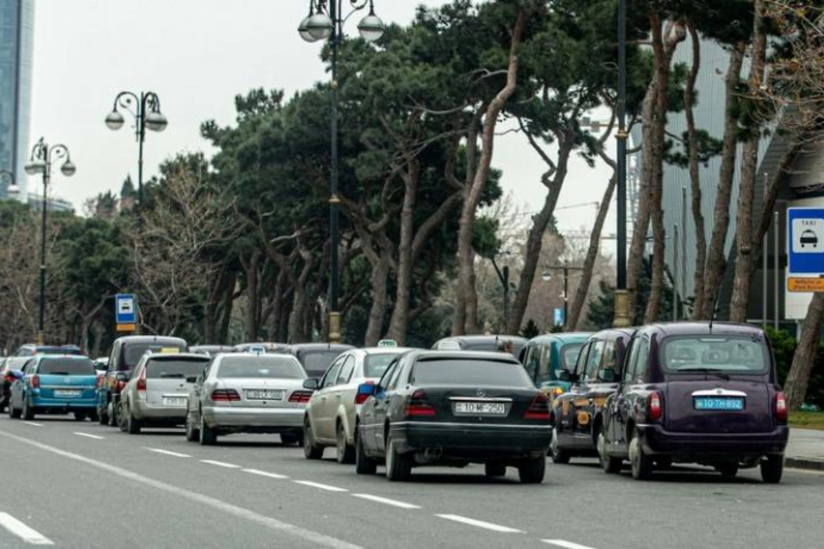 Taksi duracaqlarında başqa avtomobil saxlayanlar cərimələnəcək