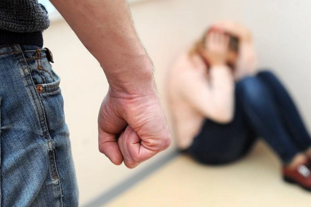 42 yaşlı kişi sevgilisini cəzalandırdı