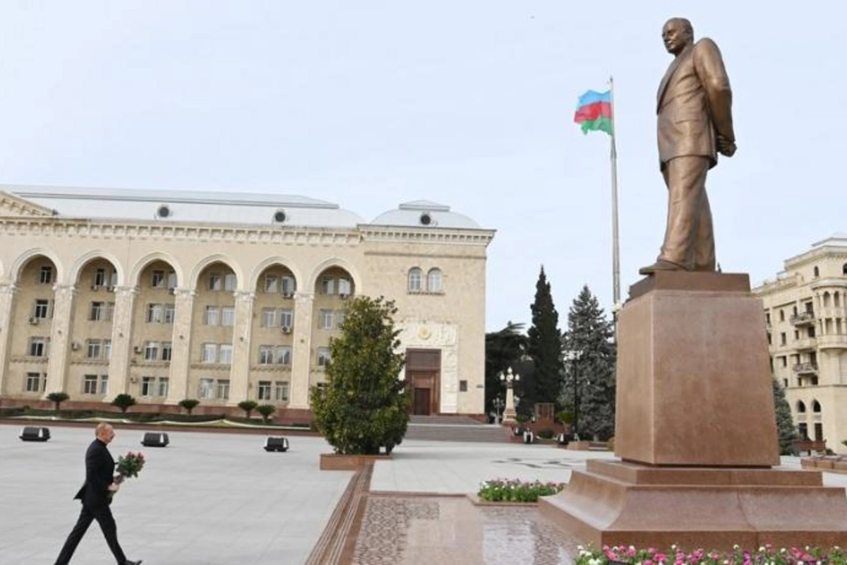 Prezident Gəncədə ümummilli lider Heydər Əliyevin abidəsini ziyarət etdi — FOTOLAR