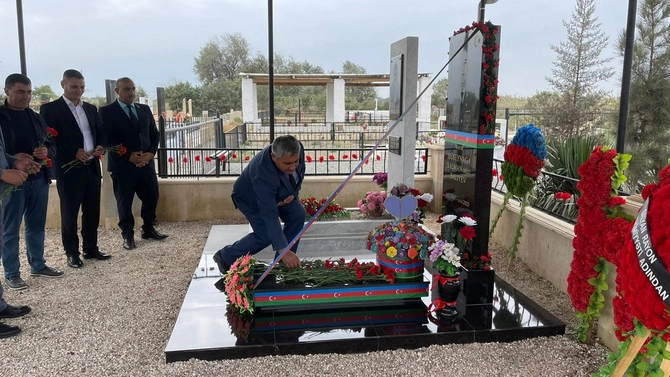 Salyanda şəhid Hüseynağa Balıyevin məzarı ziyarət olundu — FOTOLAR Salyanda şəhid Hüseynağa Balıyevin məzarı ziyarət olundu — FOTOLAR