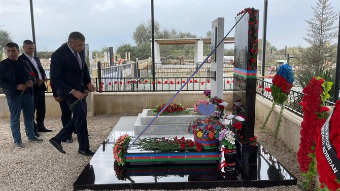 Salyanda şəhid Hüseynağa Balıyevin məzarı ziyarət olundu — FOTOLAR Salyanda şəhid Hüseynağa Balıyevin məzarı ziyarət olundu — FOTOLAR