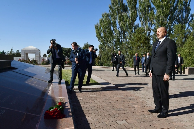 Prezident Bişkekdə “Ata-Beyit” Kompleksini ziyarət etdi — YENİLƏNİB (VİDEO/FOTO)
