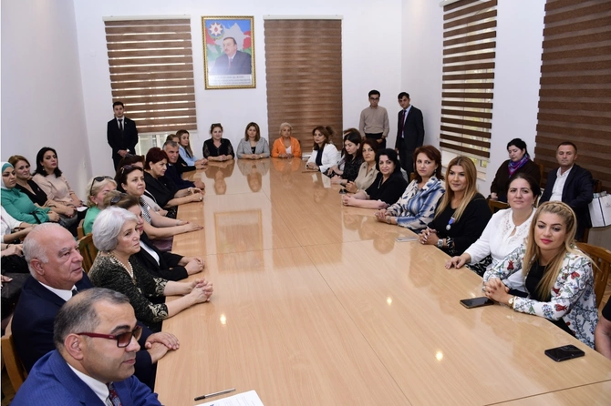 Hər birimizin taleyində müəllimin hərarətli qəlbinin bir zərrəciyi var — FOTOLAR Hər birimizin taleyində müəllimin hərarətli qəlbinin bir zərrəciyi var — FOTOLAR
