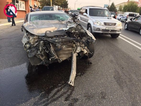 Bakıda yüksək sürət qəzaya səbəb oldu, ölən var — FOTO Bakıda yüksək sürət qəzaya səbəb oldu, ölən var — FOTO