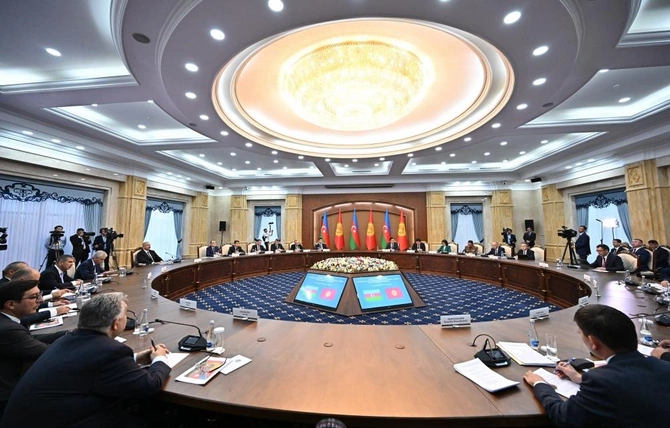 Azərbaycanla Qırğızıstan arasında Birinci Dövlətlərarası Şuranın geniş tərkibdə iclası olub — FOTO