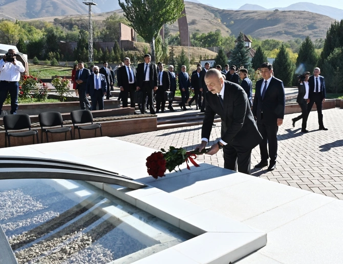 Prezident Bişkekdə “Ata-Beyit” Kompleksini ziyarət etdi — YENİLƏNİB (VİDEO/FOTO)