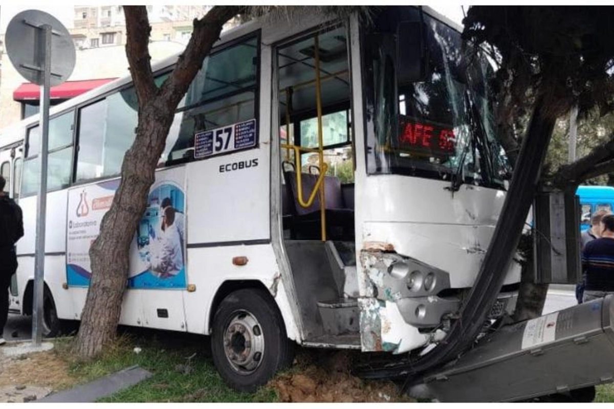 Mikroavtobus baryerə çırpıldı — 15 nəfər yaralandı