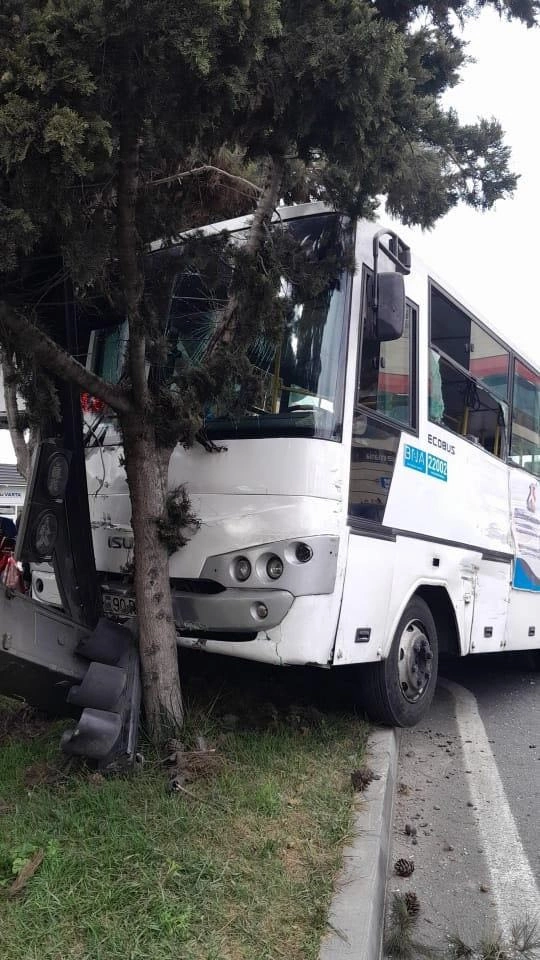 Bakıda avtobusla dövlət agentliyinin “KamAZ”ı toqquşdu — FOTO Bakıda avtobusla dövlət agentliyinin “KamAZ”ı toqquşdu — FOTO