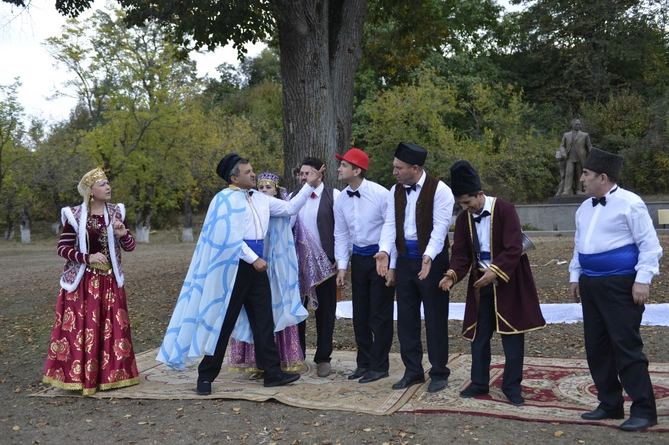 “Azerçay”ın dəstəyilə Şuşada teatr tamaşası səhnələşdirildi — FOTOLAR “Azerçay”ın dəstəyilə Şuşada teatr tamaşası səhnələşdirildi — FOTOLAR