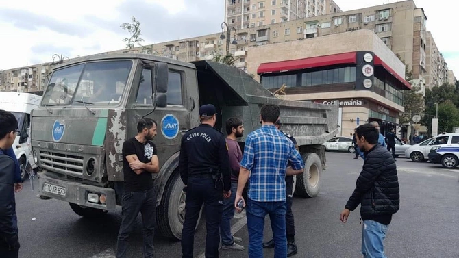 Bakıda avtobusla dövlət agentliyinin “KamAZ”ı toqquşdu — FOTO Bakıda avtobusla dövlət agentliyinin “KamAZ”ı toqquşdu — FOTO