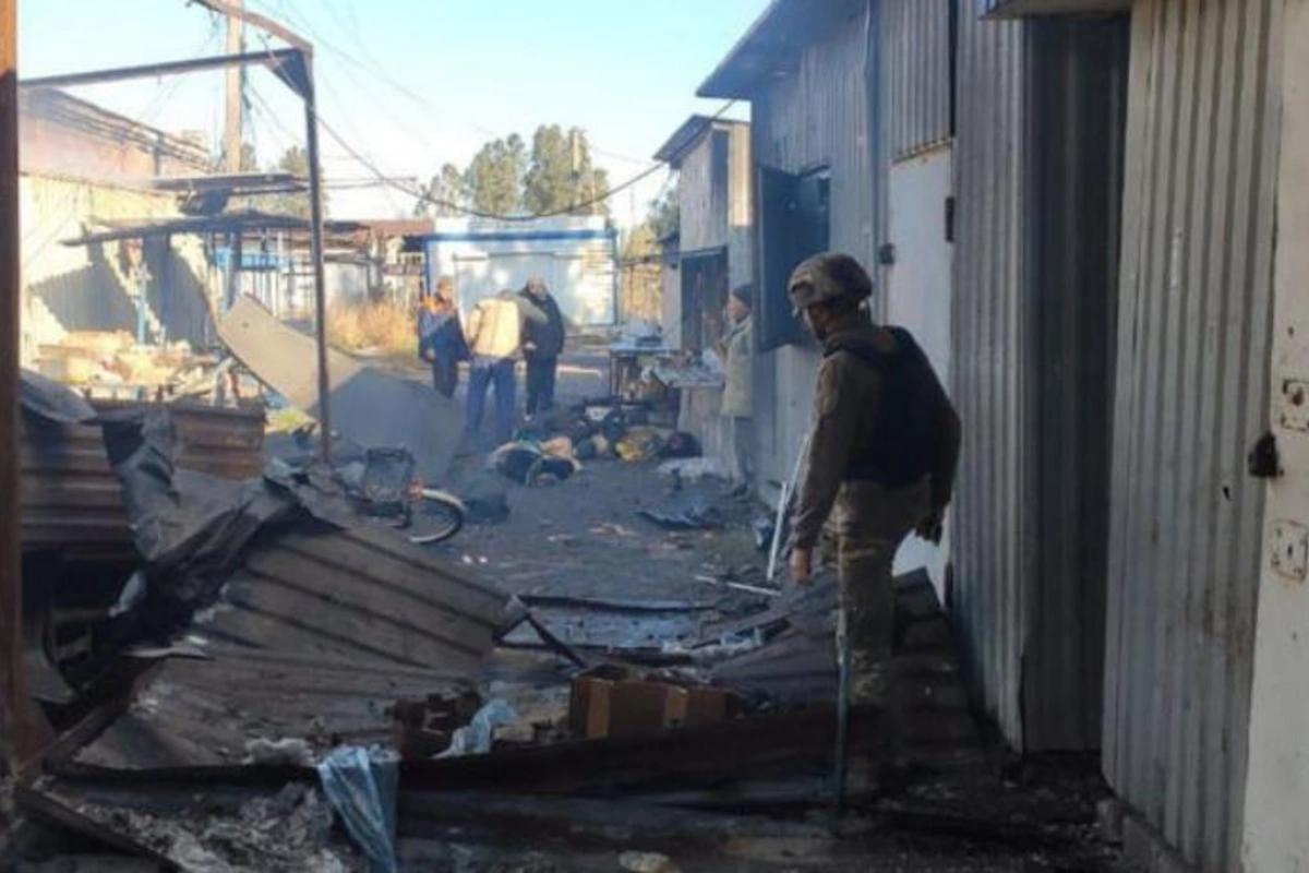 Rusiya ordusu insanların sıx olduğu mərkəzi bazarı vurub: ölənlər və yaralılar var — FOTO