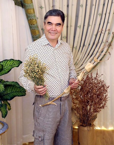 Keçmiş türkmənbaşı özünə yeni sənət tapıb — FOTO