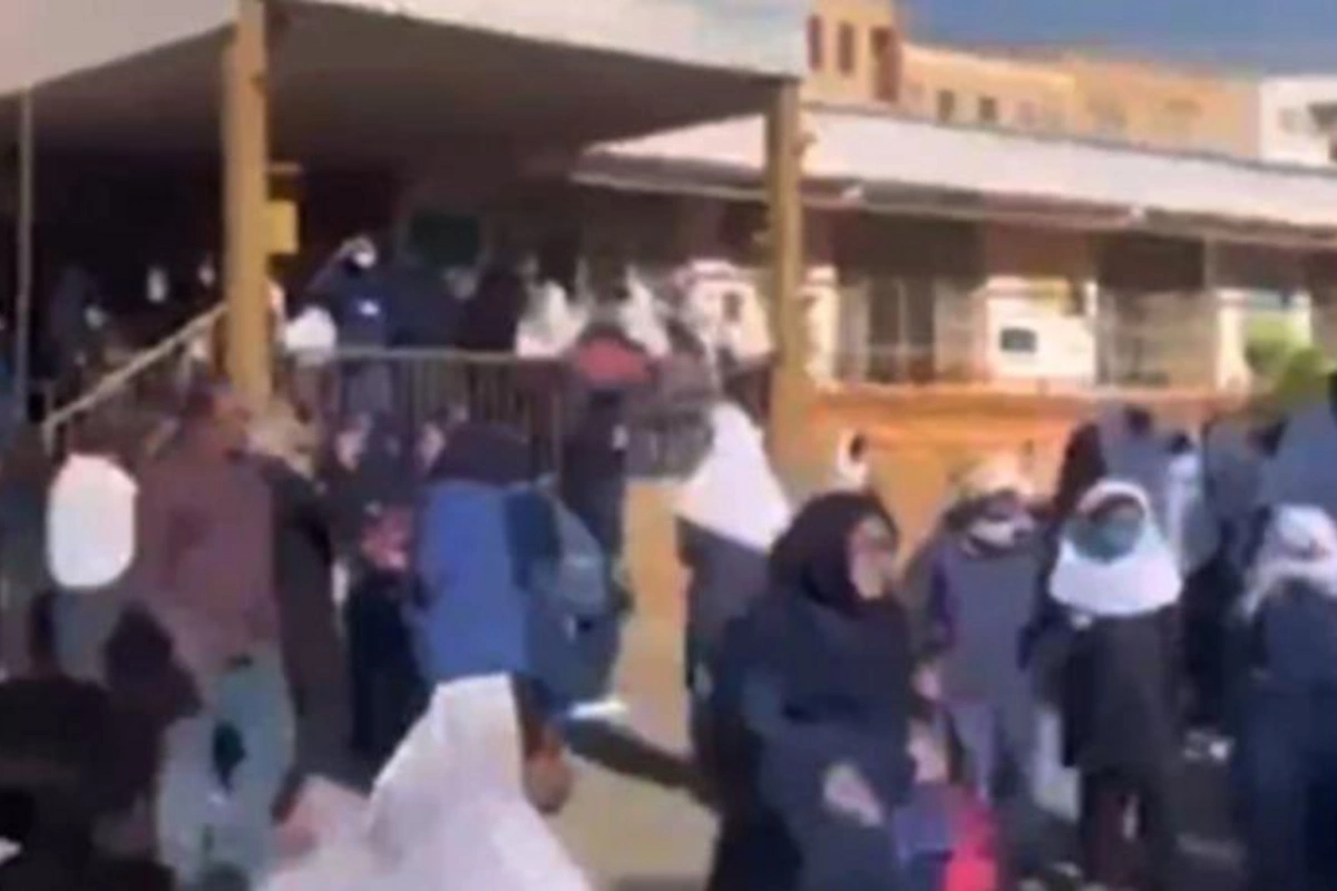 İranda polis orta məktəbdə qızların toplaşdığı zala gözyaşardıcı qaz atdı — VİDEO