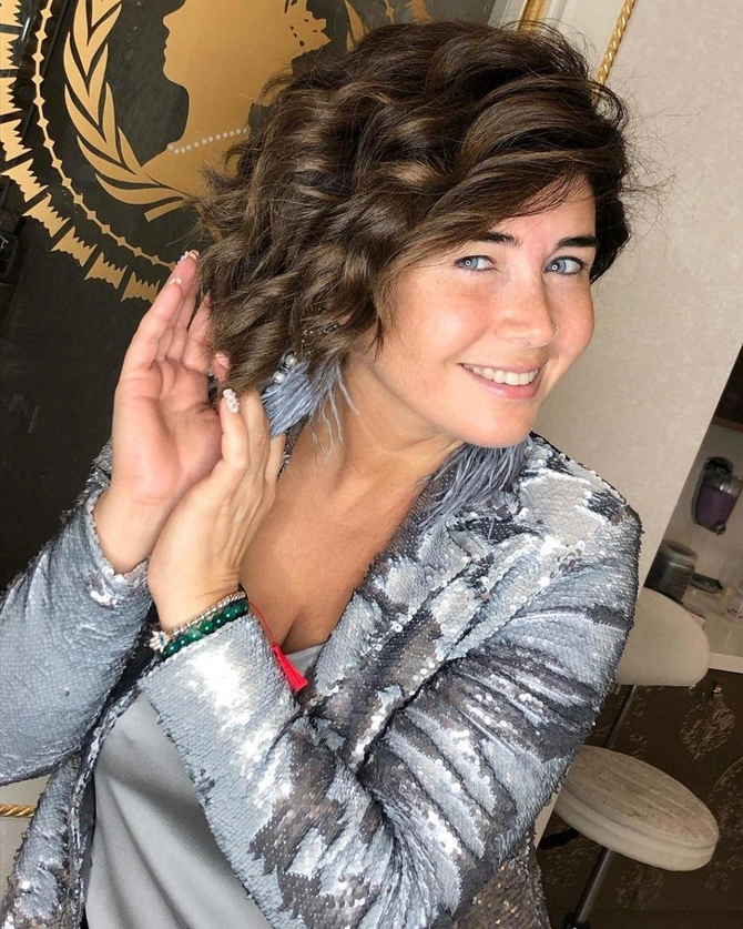 Sevdiyi adama görə sənətini atdı, rəfiqəsinin ailəsini dağıtdı, baş leytenant rütbəsi qazandı