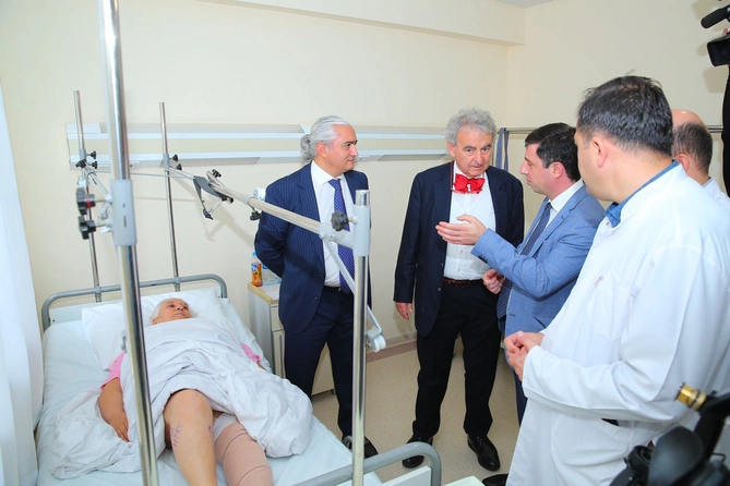 İtaliyalı mütəxəssis tərəfindən ödənişsiz olaraq ağır endoprotez əməliyyatları icra edilib — FOTOLAR
